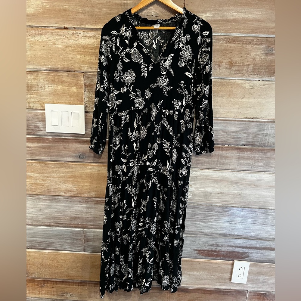 Old Navy Black And White Floral Maxi Dress Size Small